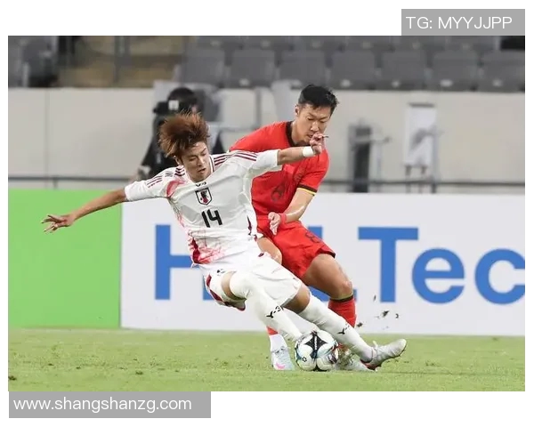 日本女星与足球明星亲密互动引发粉丝热议背后的故事与情感揭秘