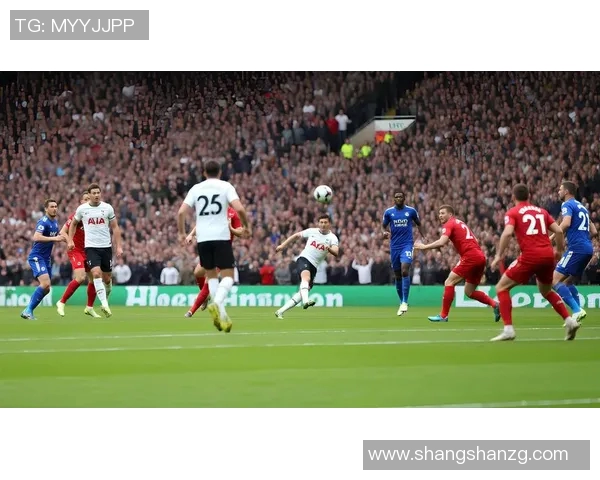 足球明星超然混剪图片展现球场魅力与激情的完美瞬间